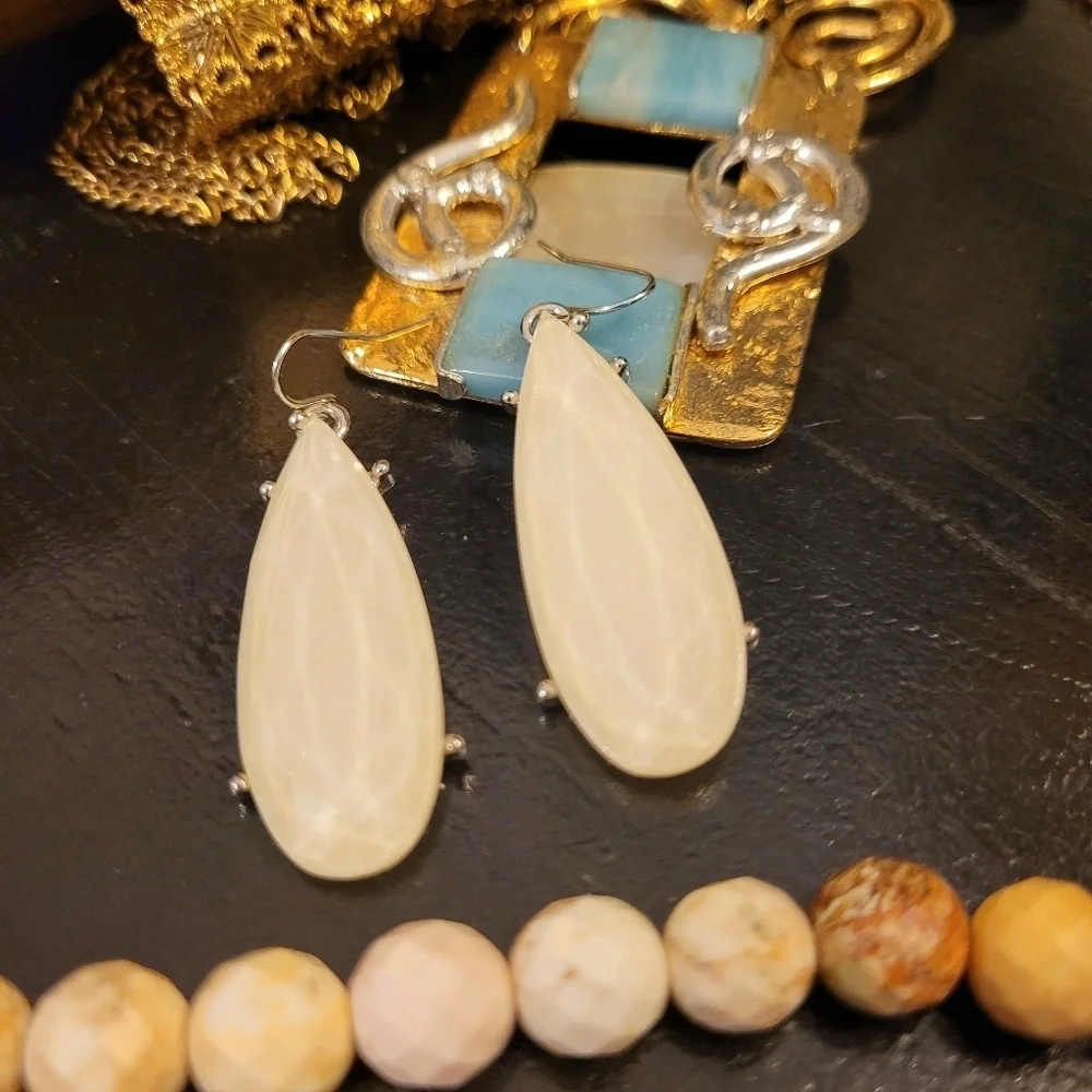 Irresdescent Ivory Teardrop Dangle Silver Earrings